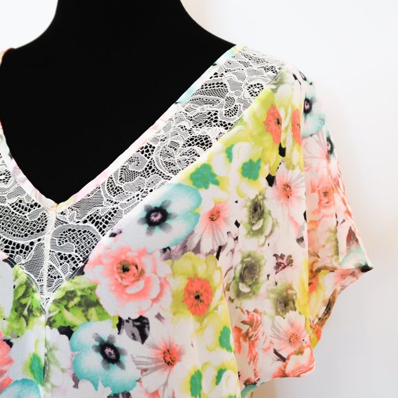 ASTR Floral Chiffon Top with lace details - Picture 3 of 7